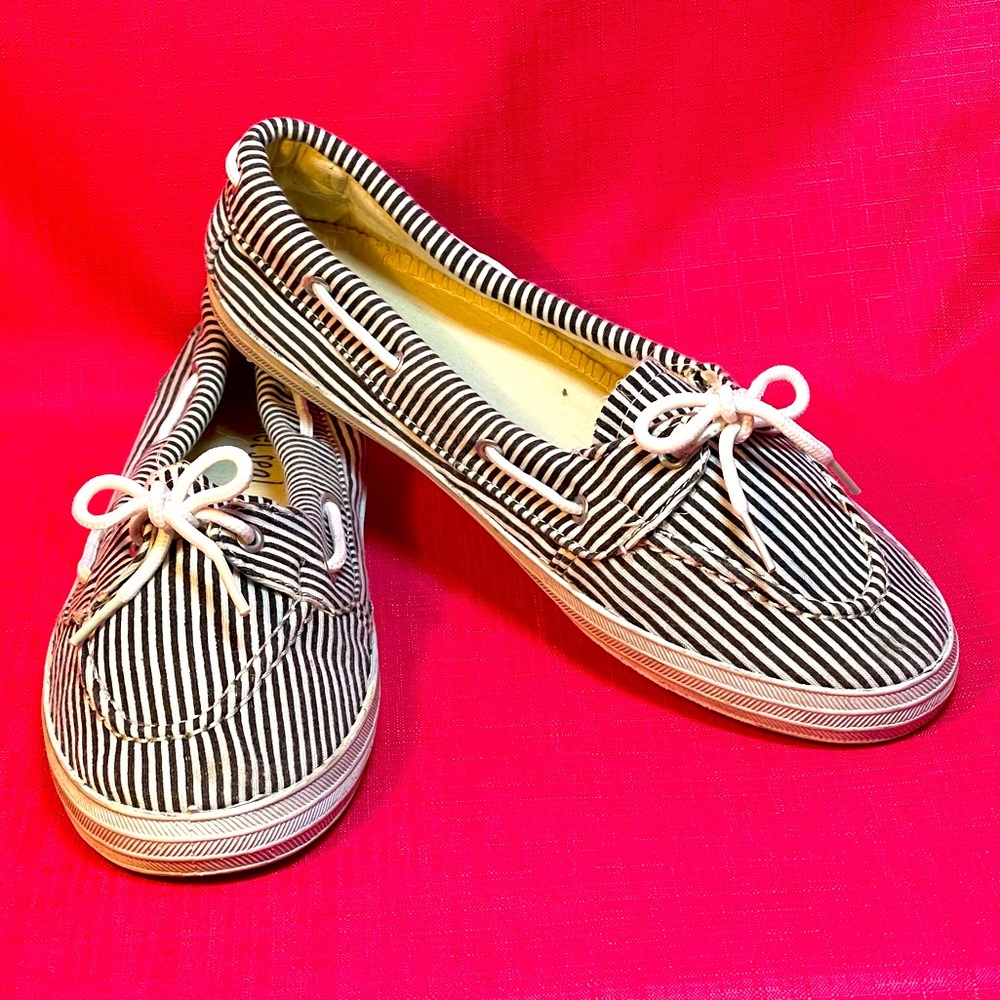 WET SEAL DOCKSIDES SIZE 10